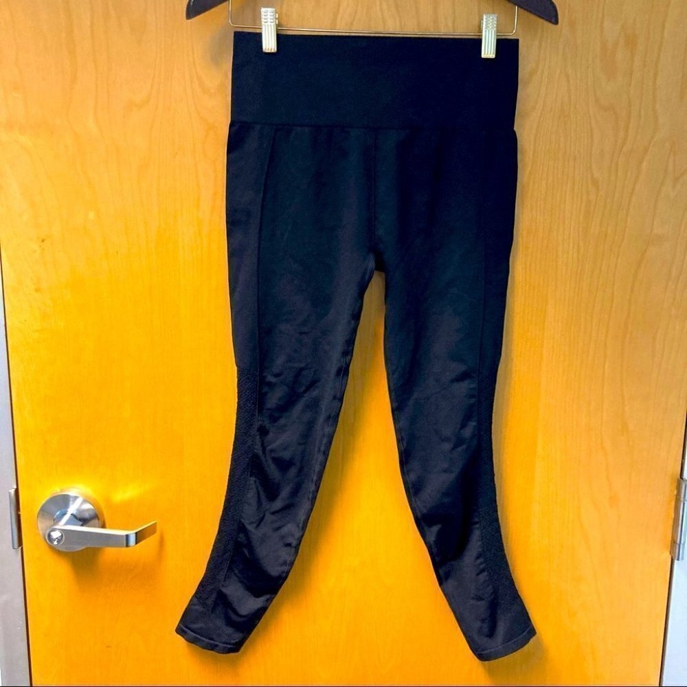 FABLETICS Compression 7/8 Leggings Tights w/ Side of Leg Pattern Sz M